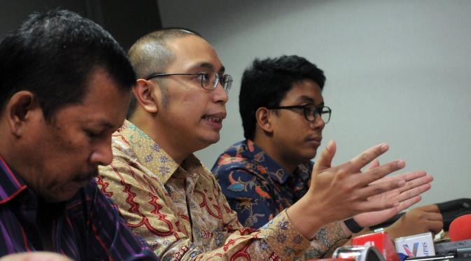 Direktur Hukum PSSI, Aristo Pangaribuan (kedua kanan) memberikan keterangan di kantor PSSI, Jakarta, Selasa (8/3/2016). Aristo berharap pihak Kemenpora mau menghormati putusan MahkamahAgung terkait SK Pembekuan PSSI. (Liputan6.com/Helmi Fithriansyah)