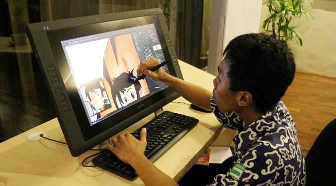 Seorang siswa kelas 10 SMK Raden Umar Said sedang melakukan proses pewarnaan karakter animasi.
