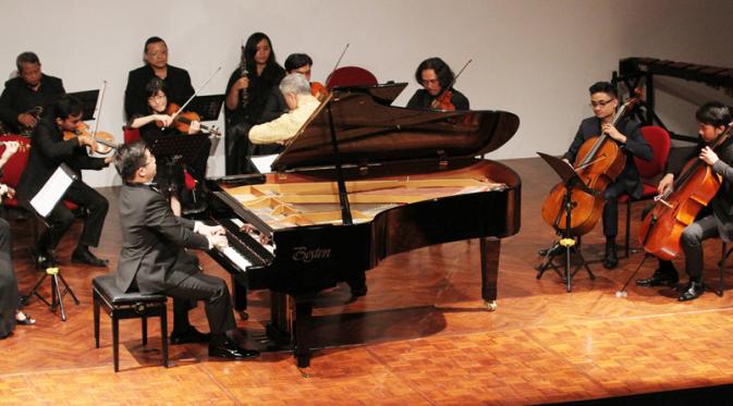 Jonathan Kuo beraksi memainkan piano dalam konsernya.