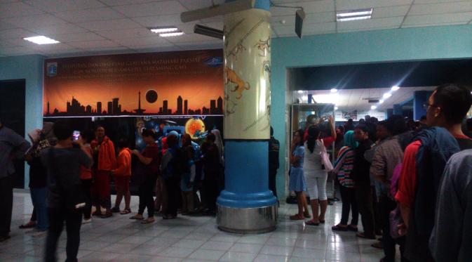 Suasana antrean warga Ibu Kota yang ingin menyaksikan gerhana matahari total di Planetarium, TIM, Jakarta. (Liputan6.com/Sunariyah)