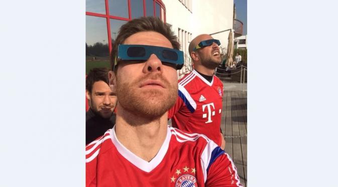 Bintang Bayern Munchen, Xabi Alonso, saat menyaksikan fenomena alam Gerhana Matahari di Jerman pada 20 Maret 2015. (Daily Mail)