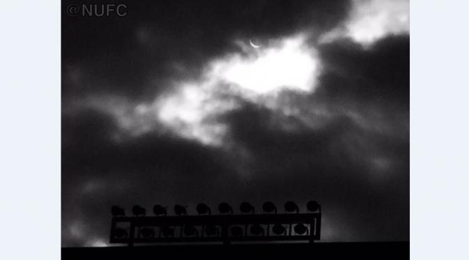 Foto langit di atas Stadion St James Park, markas Newcastle United, pada saat terjadi Gerhana Matahari pada Maret 2015. (Newcastle United). 