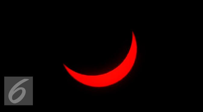 Puncak gerhana matahari terlihat dari langit Jakarta, Rabu (9/3/2016). Di Jakarta, gerhana matahari terjadi sebesar 88,76 persen selama sekitar 2 jam yang dimulai pukul 06.19 WIB dan berakhir pada 08.31 WIB. (Liputan6.com/Faizal Fanani)