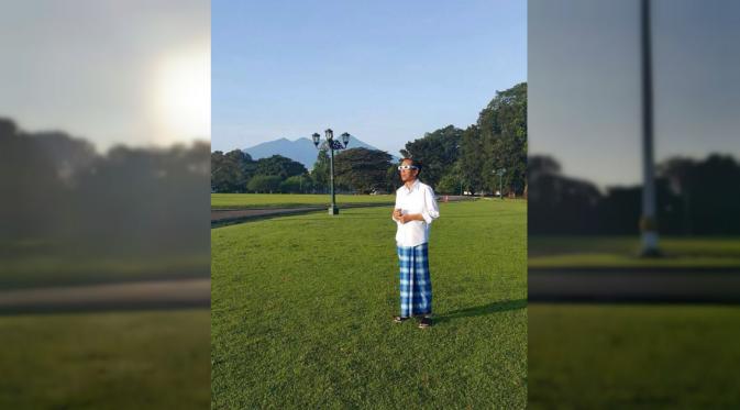 Presiden Jokowi menyaksikan gerhana matahari di Istana Bogor. (@jokowi)