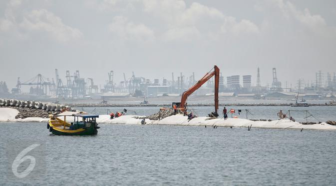 Alat berat dikerahkan saat pengerjaan proyek reklamasi kawasan Pantai Utara Jakarta, Ancol, Jakarta, Rabu (9/3/2016). Keberadaan kawasan mangrove bisa terganggu dengan adanya proyek reklamasi tersebut. (Liputan6.com/Faizal Fanani)
