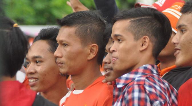 Bek senior Persija Jakarta, Ismed Sofyan paling banyak diburu fans Persija selama melakukan pemusatan latihan di lapangan Universitas Negeri Yogyakarta. (Bola.com/Romi Syahputra)