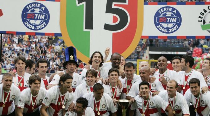 Skuat Inter Milan saat merayakan keberhasilan merebut Scudetto pada 27 Mei 2007. (AP Photo/Luca Bruno).