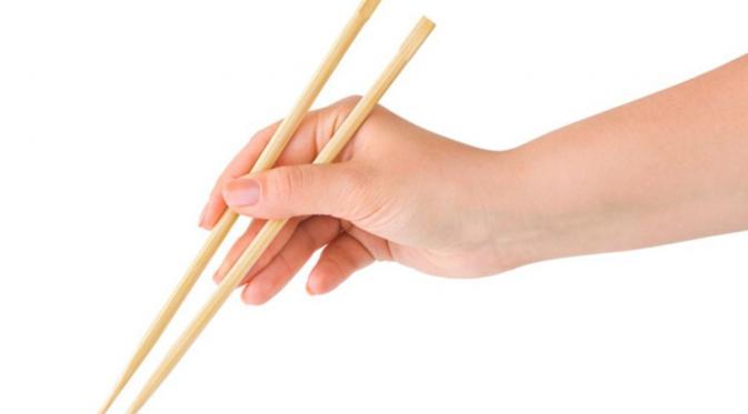 -Tak semua orang bisa makan dengan menggunakan sumpit. Berikut ini beberapa cara agar bisa menggunakan sumpit dengan mudah.