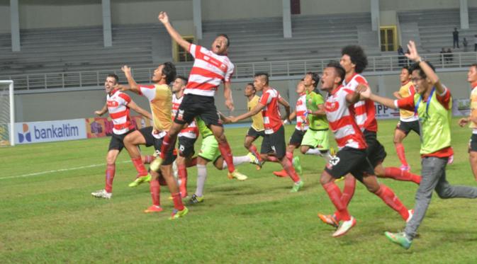 Para pemain Madura United meluapkan kegembiraannya seusai timnya memastikan lolos ke final Piala Gubernur Kaltim. (Bola.com/Madura United)