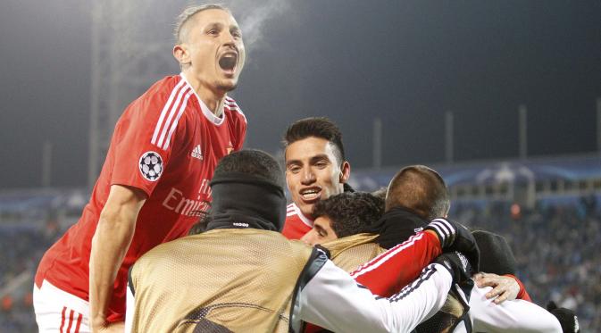 Pemain Benfica rayakan keberhasilan lolos ke perempat final Liga Champions usai imbang lawan Zenit di Stadion Petrovsky (Reuters)