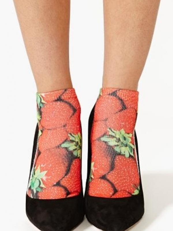 Rasakan gemasnya pakai baju, tas, dan sepatu motif buah ini. (via: stylecaster.com)