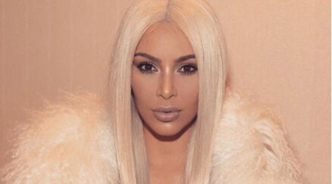 Bette Middler menantang Kim Kardashian untuk melakukan hal positif dari unggahan foto polosnya. 