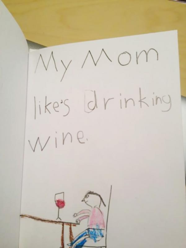Ibuku senang minum wine. (Via: boredpanda.com)