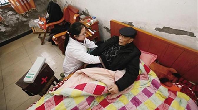 Li Hongju mengobati pasiennya yang mayoritas lansia. (chinacqsb.com)