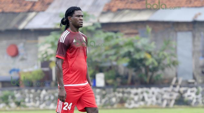 Bio Paulin, pemain pinjaman dari Persipura Jayapura yang membuat PS Polri lebih bertenaga. (Bola.com/Nicklas Hanoatubun)