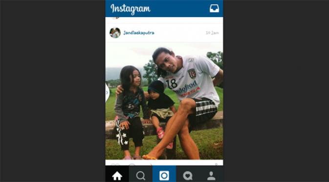 Jandia Eka Putra berpose bersama dua buah hatinya mengenakan kostum Bali United. Foto itu sempat memicu dugaan kepindahan Jandia dari Semen Padang ke klub Bali itu. (Istimewa)