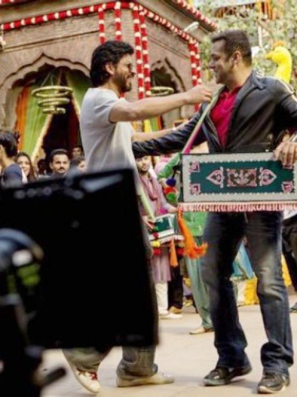 Shahrukh Khan dan Salman Khan di lokasi syuting film Sultan. foto: the indian express