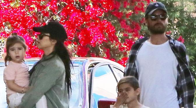 Kourtney Kardashian, Scott Disick, dan dua anak mereka. (via x17online.com)