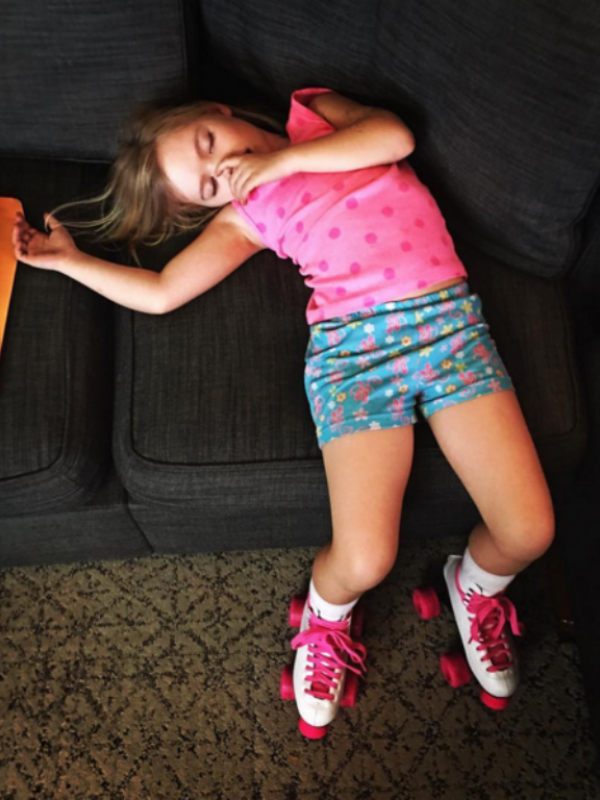Membiarkan anak tidur di mana saja dengan pakaian main atau sekolahnya. (Via: instagram.com/the818)