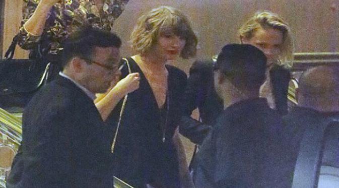 Taylor Swift mengenakan kalung pemberian Calvin Harris (Source: AceShowbiz.com)