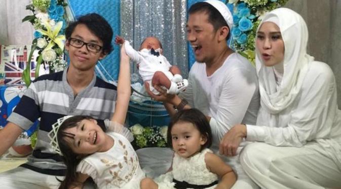 Zaskia Adya Mecca dan Hanung Bramantyo Gelar Akikah Anak Ketiga Bertema Pelaut [foto: instagram/hanungbramantyo]