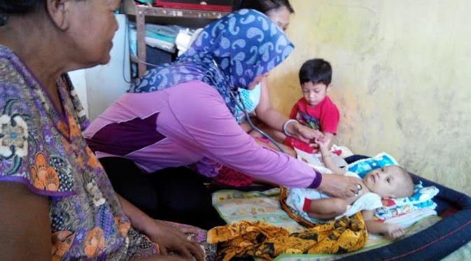 Bayi dengan kondisi jantung di luar di Semarang (Liputan6.com/Felek Wahyu)