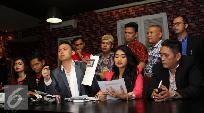 Vega Jelly menggelar konfrensi pers di Jakarta terkait lagu Halalin Aku yang kemudian dinyanyikan Dewi Perssik.