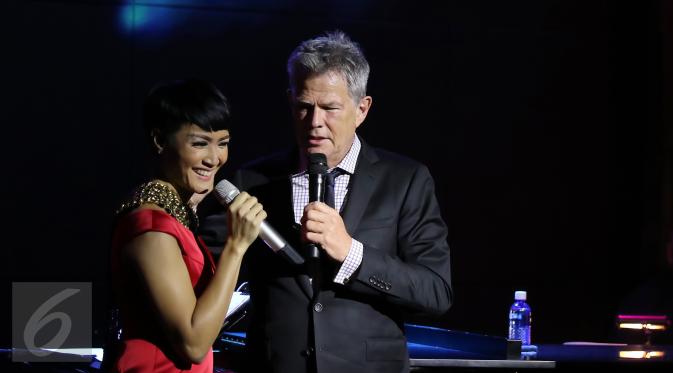 Musisi Internasional David Foster (kanan) berduet dengan penyanyi Lea Simanjuntak pada saat Konser bertajuk 