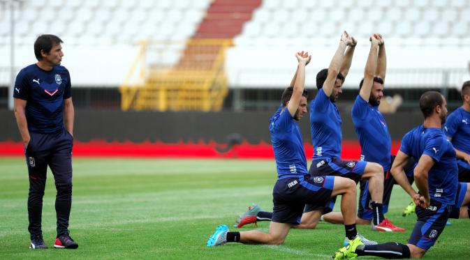 Antonio Conte memimpin sesi latihan timnas Italia. (AFP)