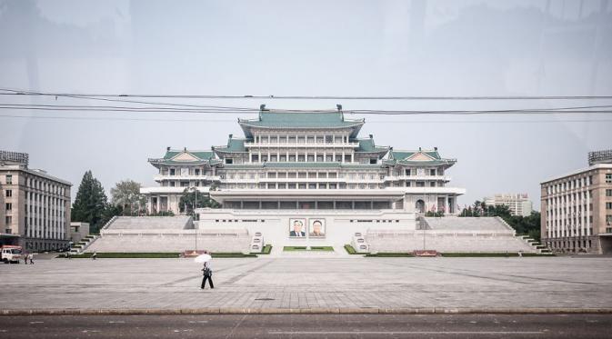 Istana Kim Jong Il, tempat yang pasti kamu juga ingin memotretnya saat berada di sana. (Via: boredpanda.com)