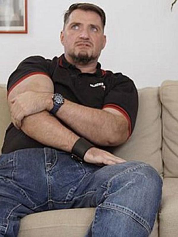 Micha Stuntz, pria yang punya penis seberat 4,5 kilogram. Gokil! (Via: mirror.co.uk)