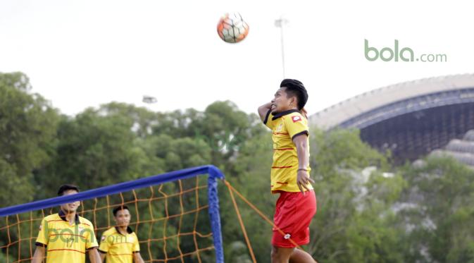 Andik Vermansah saat berlatih bersama Selangor FA di Selangor, Malaysia (27/1/2016). (Bola.com/Nicklas Hanoatubun)