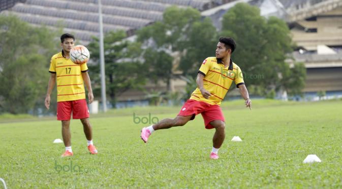 Andik Vermansah berkasi pada sesi latihan bersama Selangor FA di Selangor, Malaysia (27/1/2016). (Bola.com/Nicklas Hanoatubun)