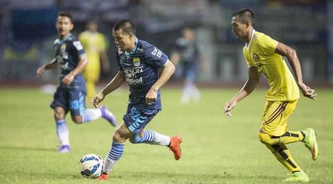 Penyerang Persib, Tantan, menggiring bola dengan cepat ke arah jantung pertahanan PS Polri. (Bola.com/Vitalis Yogi Trisna)