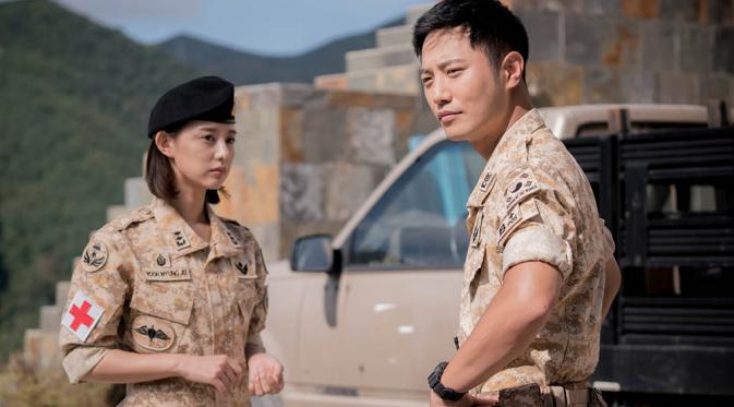 Kim Ji Won dan Ji Goo dalam drama Descendants of the Sun. Foto: via kpopfighting.com
