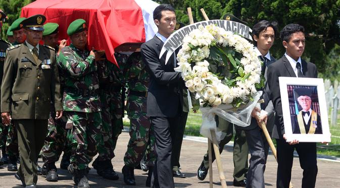Upacara militer iringi pemakaman pakar bahasa JS Badudu di Bandung. (Liputan6.com/Okan Firdaus)