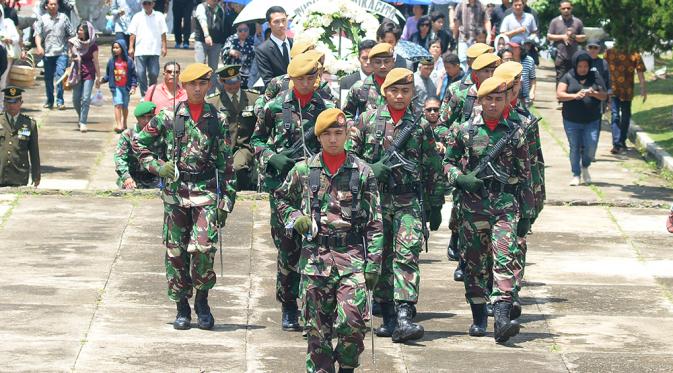 Upacara militer iringi pemakaman pakar bahasa JS Badudu di Bandung. (Liputan6.com/Okan Firdaus)