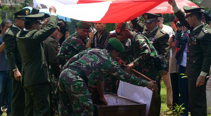 Upacara militer iringi pemakaman pakar bahasa JS Badudu di Bandung. (Liputan6.com/Okan Firdaus)