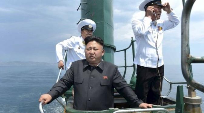 AS-Korsel Gelar Latihan Bersama, Kapal Selam Korut 'Hilang'. Kim Jong-un tengah menginspeksi angkatan laut pada Januari 2016 (AFP)