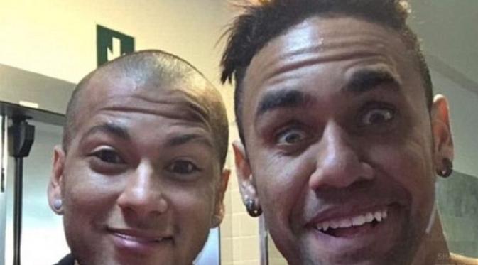 Neymar dan Dani Alves /Snapchat/Dailymail