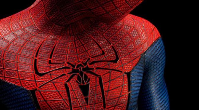 Kostum Spider-Man yang dikenakan Andrew Maguire pada The Amazing Spiderman  (Geek)