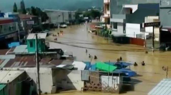 Banjir di Kabupaten juga merendah sejumlah ruas jalan utama.