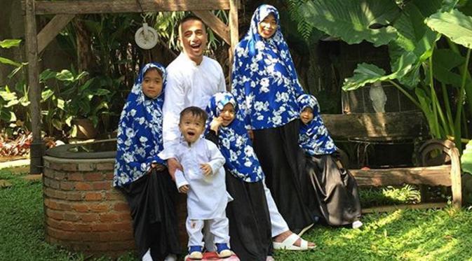 Irfah Hakim berbagi keseruan menghabiskan hari libur bersama keempat anak dan istrinya. 
