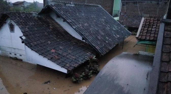 Banjir merendam kawasan Baleendah, Kabupaten Bandung, Jawa Barat. (www.twitter.com/@aboutbdgcom)