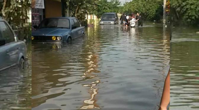 Banjir merendam kawasan Dayeuhkolot, Kabupaten Bandung, Jawa Barat. (www.twitter.com/@aboutbdgcom)