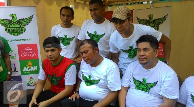 Beberapa artis seperti Tommy Kurniawan, Ressa Herlambang, Saleh 'Said Bajuri' dan Sandy Nayoan mendukung kampanye pembatasan penggunaan kantong plastik. [Foto: Ferry Noviandi/Liputan6.com]