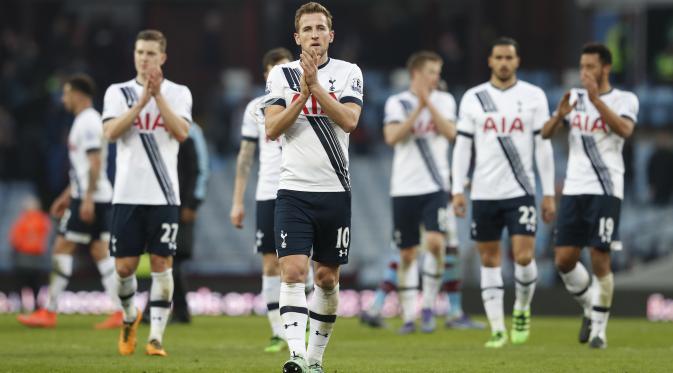 Harry Kane merayakan kemenangan Tottenham di markas Aston Villa. (Reuters / Phil Noble)