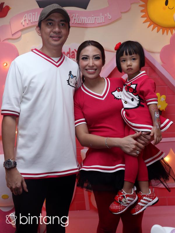Ayu Dewi bersama suami, Regi Datau dan putrinya, Aqilah. [Foto: Andy Masela/Bintang.com]