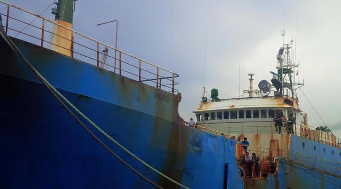 Kapal FV Viking akan ditengglamkan siang ini di Pantai Pangandaran (Sumber: Facebook Joko Widodo)