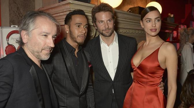 Bradley Cooper, Irina Shayk, Lewis Hamilton (dua dari kiri), dan Cyril Chapuy (kiri), President of L'Oreal Paris. (via dailymail.co.uk)